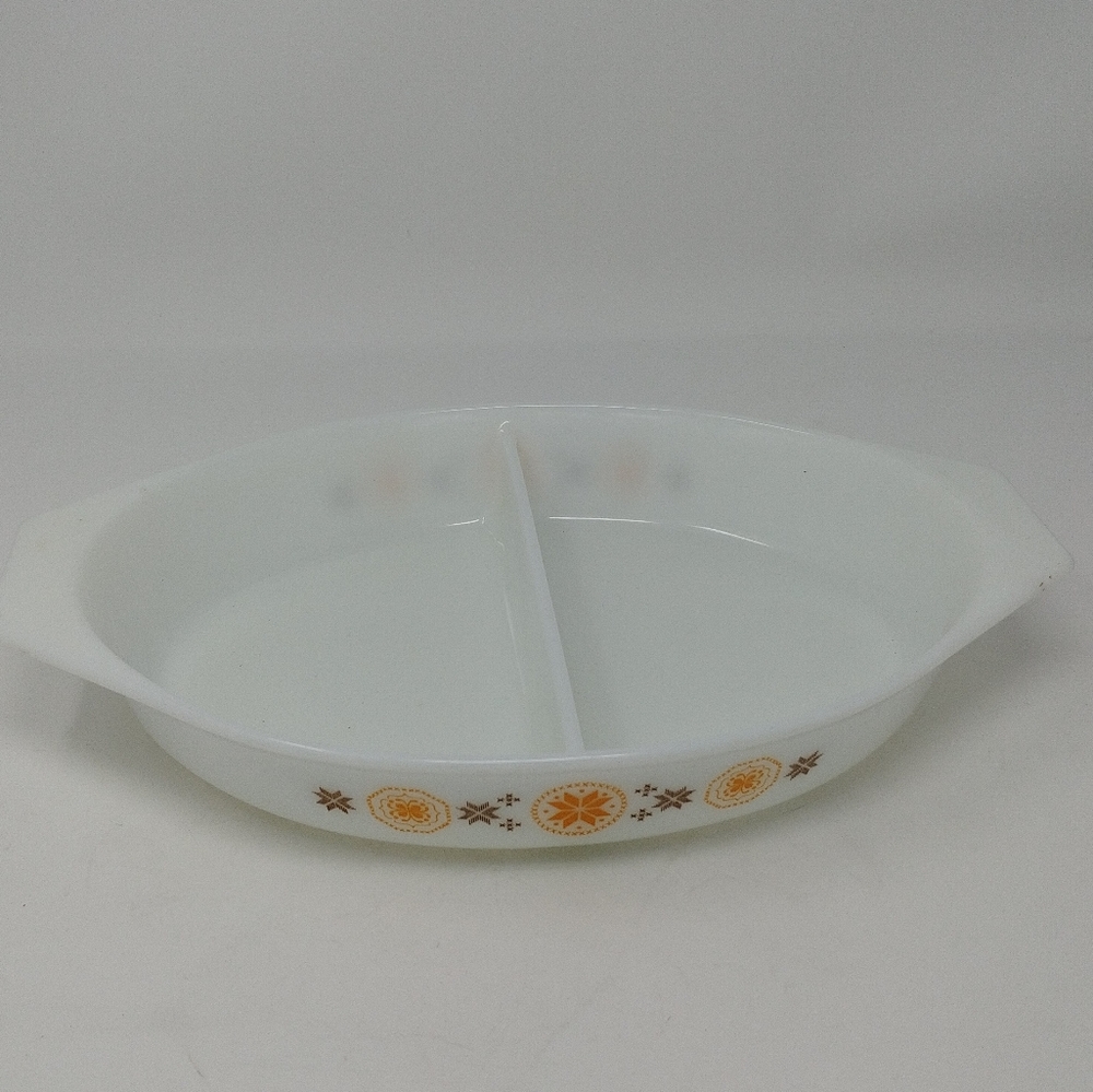Pyrex Town and Country 1.5 qt Divided Oval